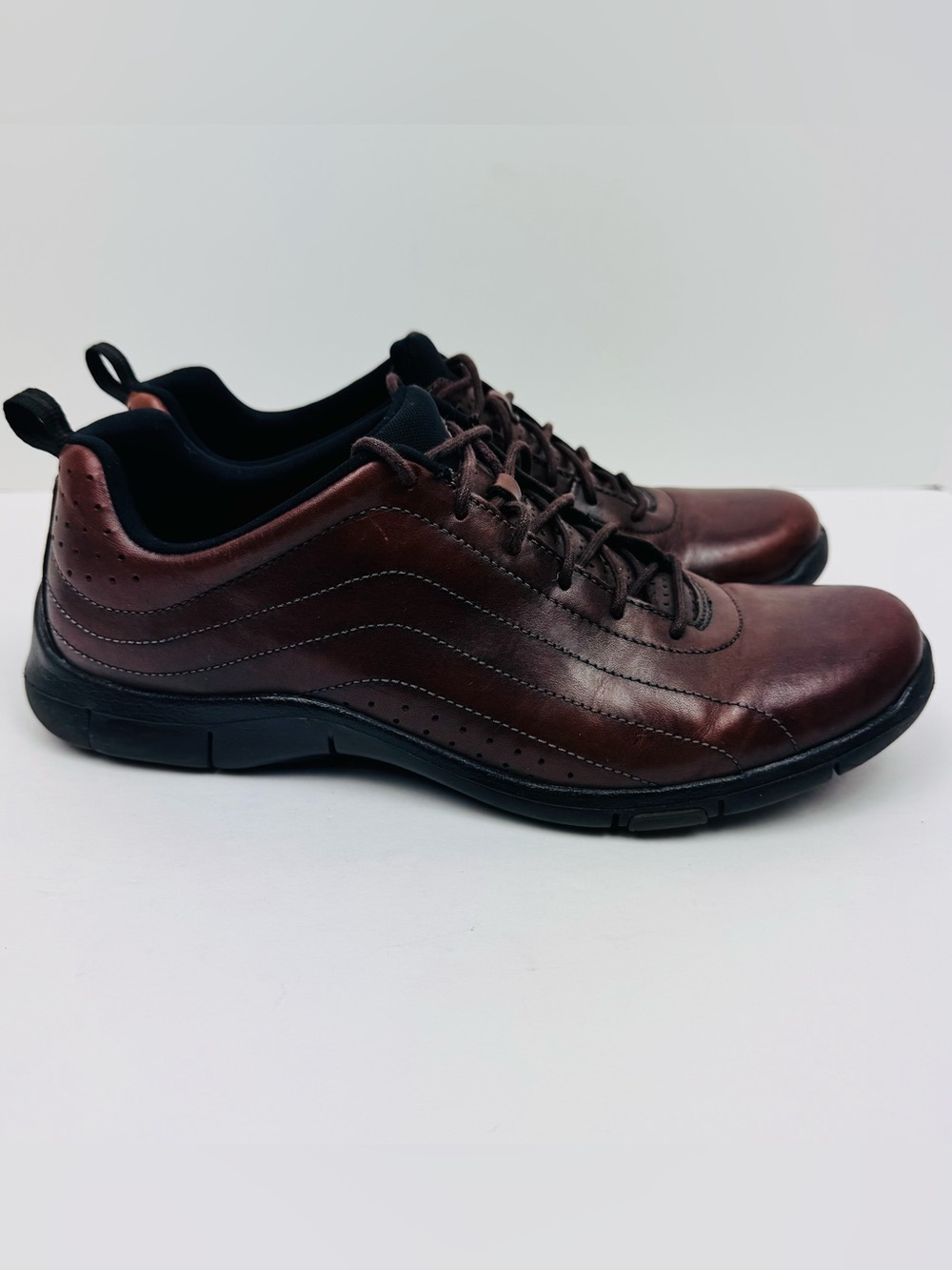 Privo by Clark’s brown leather lace up shoes. Mens size 11. Lightweight.